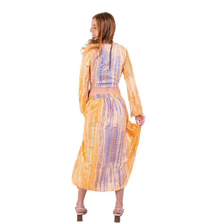 set mili sunset tie dye, conjunto bohemio mujer, conjunto falda larga abertura, top anudado manga larga, ropa bohemia tie dye, new saari, conjunto festival verano, moda boho chic, ropa de playa vibrante, arena formentera