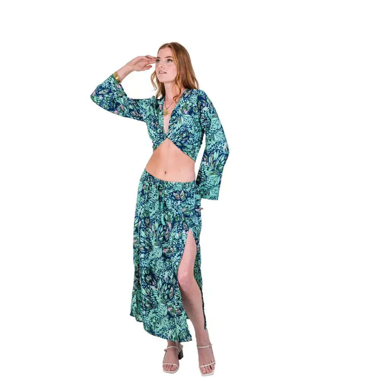 set mili alas de mariposa, conjunto bohemio mujer, conjunto falda larga abertura, top cruzado manga larga, ropa bohemia tropical, new saari, conjunto verde azul, moda boho chic, ropa de playa estampada, arena formentera
