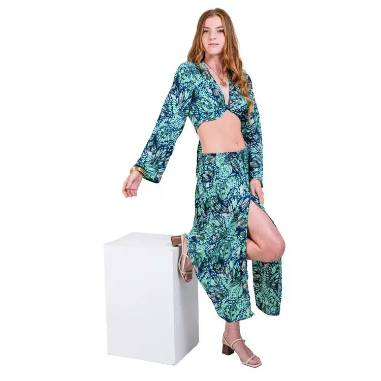 set mili alas de mariposa, conjunto bohemio mujer, conjunto falda larga abertura, top cruzado manga larga, ropa bohemia tropical, new saari, conjunto verde azul, moda boho chic, ropa de playa estampada, arena formentera