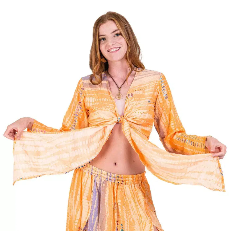 set mili sunset tie dye, conjunto bohemio mujer, conjunto falda larga abertura, top anudado manga larga, ropa bohemia tie dye, new saari, conjunto festival verano, moda boho chic, ropa de playa vibrante, arena formentera