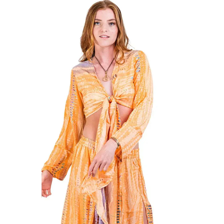 set mili sunset tie dye, conjunto bohemio mujer, conjunto falda larga abertura, top anudado manga larga, ropa bohemia tie dye, new saari, conjunto festival verano, moda boho chic, ropa de playa vibrante, arena formentera