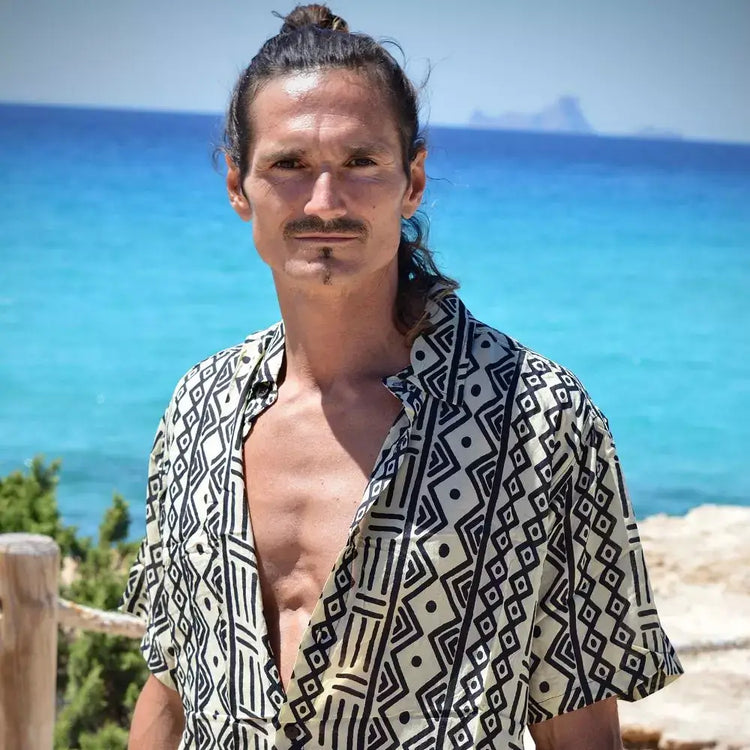 camisa bohemia hombre, camisa rayón estampada, camisa geométrica hombre, camisa verano ligera, moda ibicenca masculina, camisa oversize hombre Aena Formentera