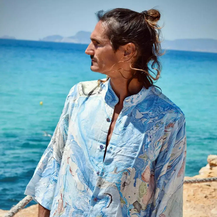 Camisa rayón para hombre Aquarella con estampado artístico en tonos azules, fondo marino, ideal para un look cómodo y fresco.