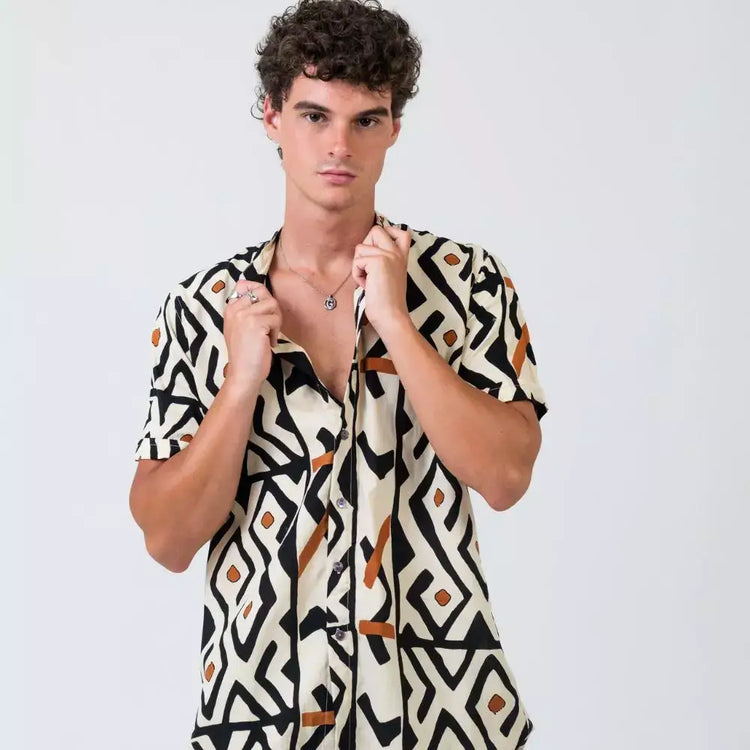 Arena Formentera camisa bohemia de hombre en rayón ligero con estampado geométrico blanco, negro y naranja