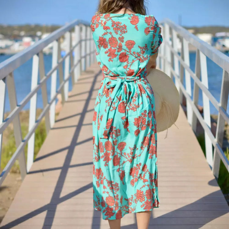 Arena Formentera vestido camisero bohemio en New Saari con flores rojas sobre fondo turquesa para mujer