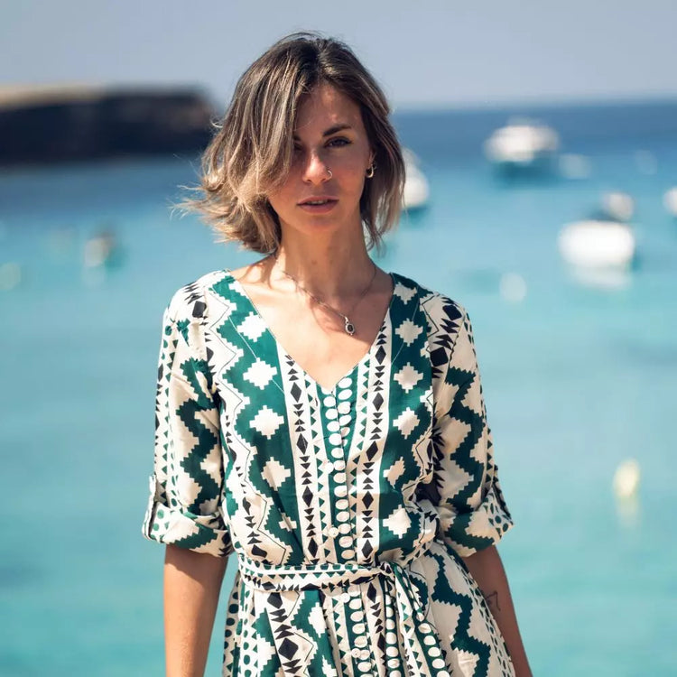 Arena Formentera vestido - camisero largo bohemio en rayón ligero con estampado geométrico verde y blanco para mujer