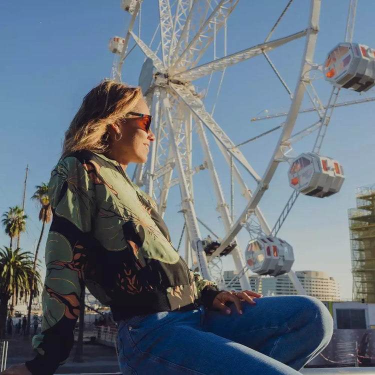 Arena Formentera chaqueta bomber bohemia en New Saari con estampado botánico verde y negro para mujer y teen