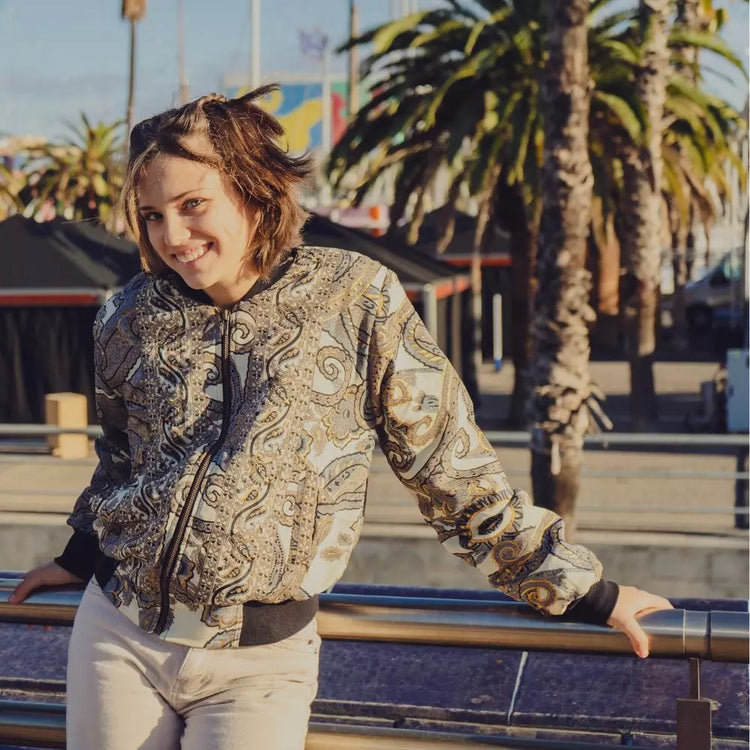 chaqueta bomber estampada mujer, bomber boho chic, chaqueta ligera polar, bomber new saari, chaqueta bohemia otoño invierno, bomber estampada casual, chaqueta arena formentera, bomber oversize mujer