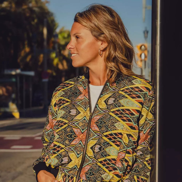 chaqueta bomber estampada mujer, bomber boho chic, chaqueta ligera polar, bomber new saari, chaqueta bohemia otoño invierno, bomber estampada casual, chaqueta arena formentera, bomber oversize mujer
