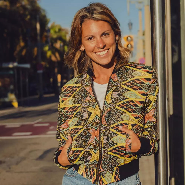 chaqueta bomber estampada mujer, bomber boho chic, chaqueta ligera polar, bomber new saari, chaqueta bohemia otoño invierno, bomber estampada casual, chaqueta arena formentera, bomber oversize mujer