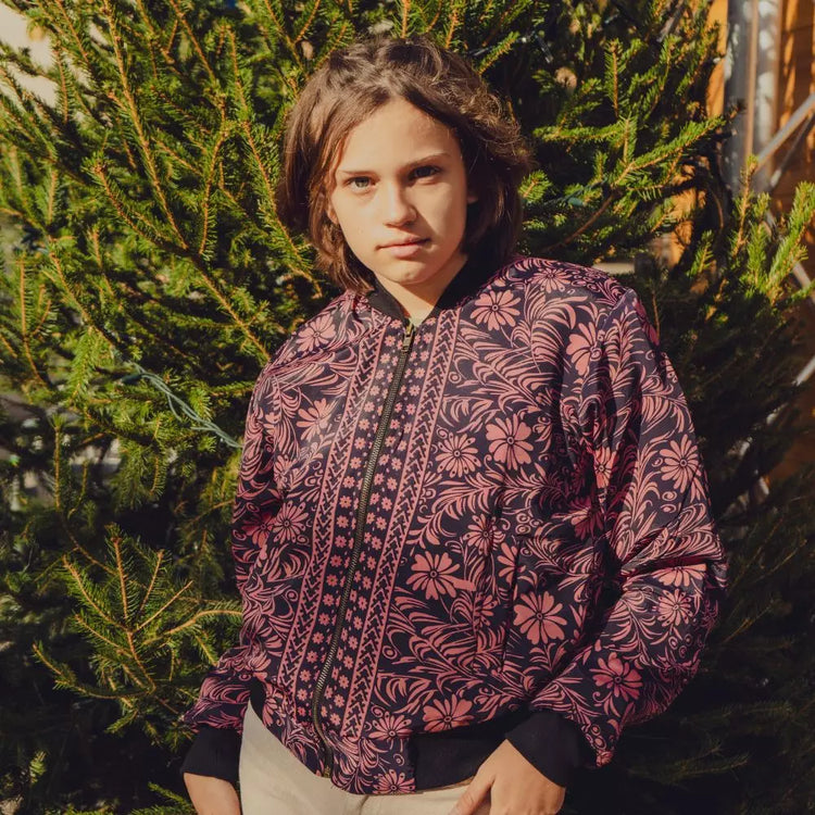 chaqueta bomber estampada mujer, bomber boho chic, chaqueta ligera polar, bomber new saari, chaqueta bohemia otoño invierno, bomber estampada casual, chaqueta arena formentera, bomber oversize mujer