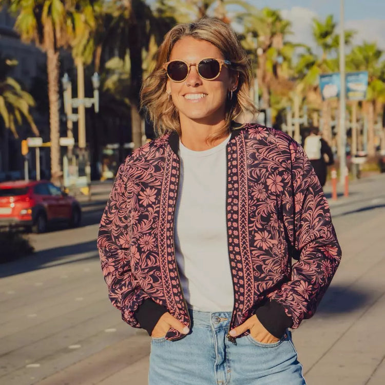 chaqueta bomber estampada mujer, bomber boho chic, chaqueta ligera polar, bomber new saari, chaqueta bohemia otoño invierno, bomber estampada casual, chaqueta arena formentera, bomber oversize mujer