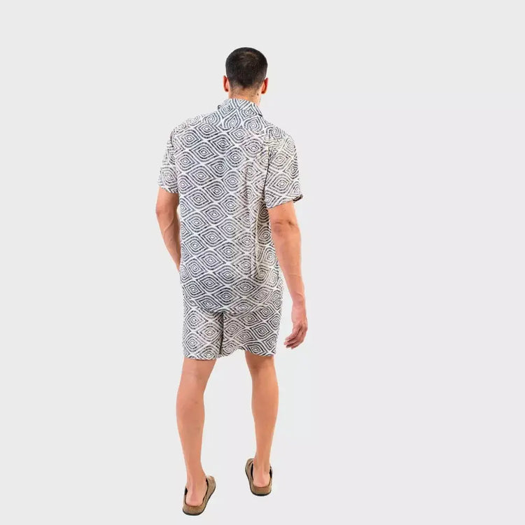 Arena Formentera set masculino bohemio en New Saari con camisa y bermuda de estampado geométrico en blanco y negro, estilo veraniego