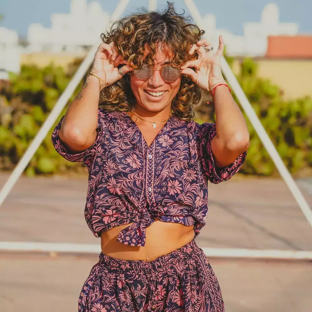 Arena Formentera set bohemio femenino en New Saari con camisa corta y shorts en estampado floral burdeos, estilo veraniego y dinámico