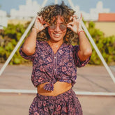 Arena Formentera set bohemio femenino en New Saari con camisa corta y shorts en estampado floral burdeos, estilo veraniego y dinámico