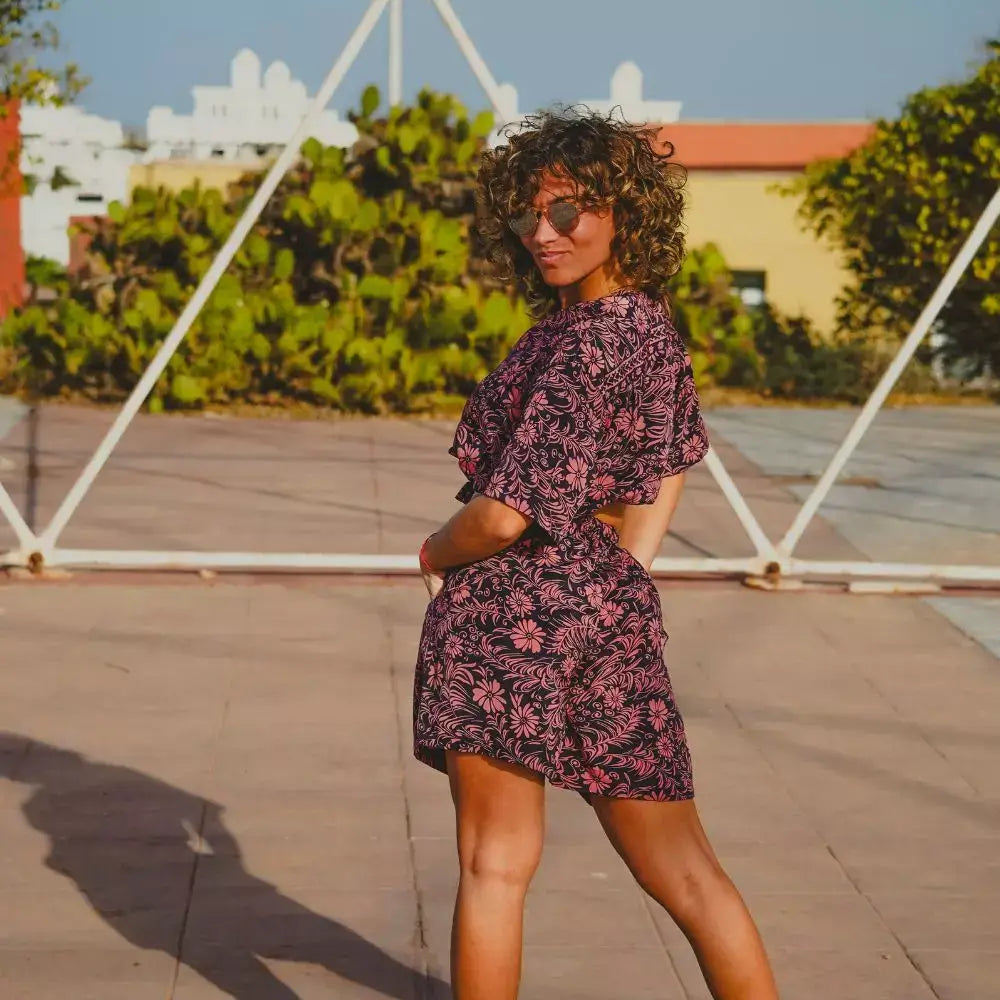 Arena Formentera set bohemio femenino en New Saari con camisa corta y shorts en estampado floral burdeos, estilo veraniego y dinámico