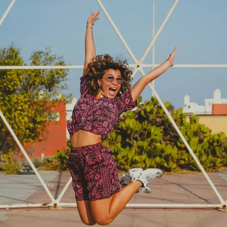 Arena Formentera set bohemio femenino en New Saari con camisa corta y shorts en estampado floral burdeos, estilo veraniego y dinámico
