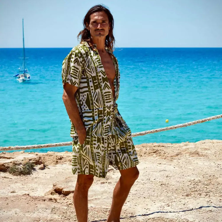 conjunto camisa y short hombre, conjunto bohemio hombre, ropa de verano masculina, conjunto rayón estampado, moda ibicenca hombre, conjunto tribal hombre Arena Formentera