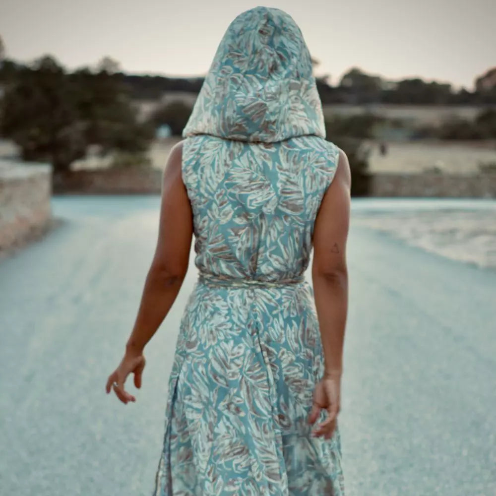 vestido largo con capucha mujer arena formentera