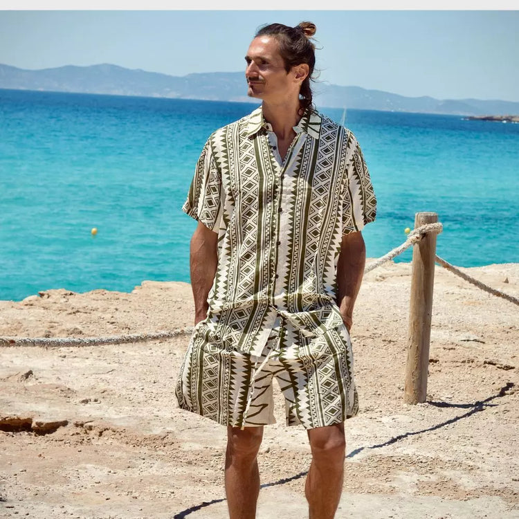 set hombre new saari · conjunto masculino estampado · camisa y bermuda hombre new saari · ropa bohemia hombre · conjunto ligero verano hombre · outfit masculino boho chic · ropa de playa hombre estampada · conjunto arena formentera hombre · set masculino elegante casual · camisa estampada new saari hombre · bermuda estampada hombre new saari · conjunto bohemio masculino