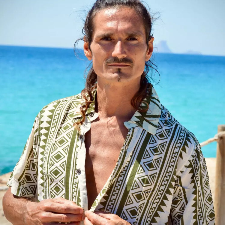 set hombre new saari · conjunto masculino estampado · camisa y bermuda hombre new saari · ropa bohemia hombre · conjunto ligero verano hombre · outfit masculino boho chic · ropa de playa hombre estampada · conjunto arena formentera hombre · set masculino elegante casual · camisa estampada new saari hombre · bermuda estampada hombre new saari · conjunto bohemio masculino