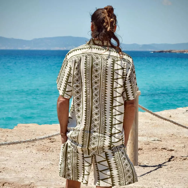 set hombre new saari · conjunto masculino estampado · camisa y bermuda hombre new saari · ropa bohemia hombre · conjunto ligero verano hombre · outfit masculino boho chic · ropa de playa hombre estampada · conjunto arena formentera hombre · set masculino elegante casual · camisa estampada new saari hombre · bermuda estampada hombre new saari · conjunto bohemio masculino