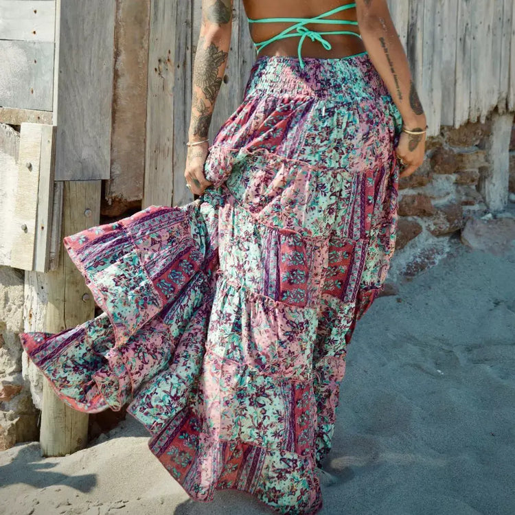 Arena Formentera falda asimétrica bohemia en New Saari con volantes y estampado vibrante en tonos fucsia y turquesa para mujer