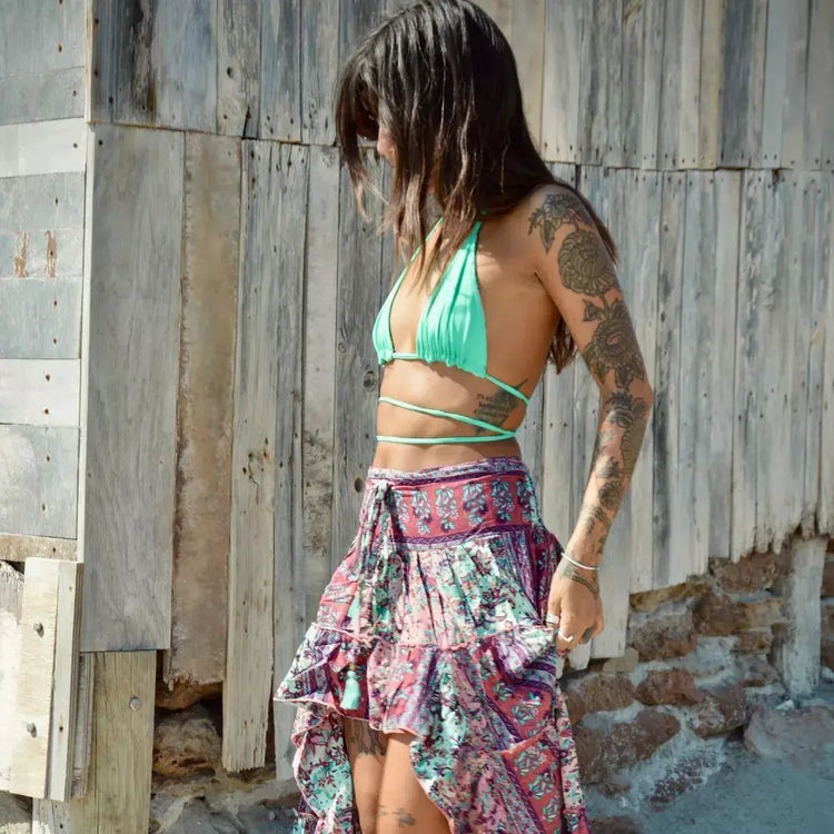 Arena Formentera falda asimétrica bohemia en New Saari con volantes y estampado vibrante en tonos fucsia y turquesa para mujer