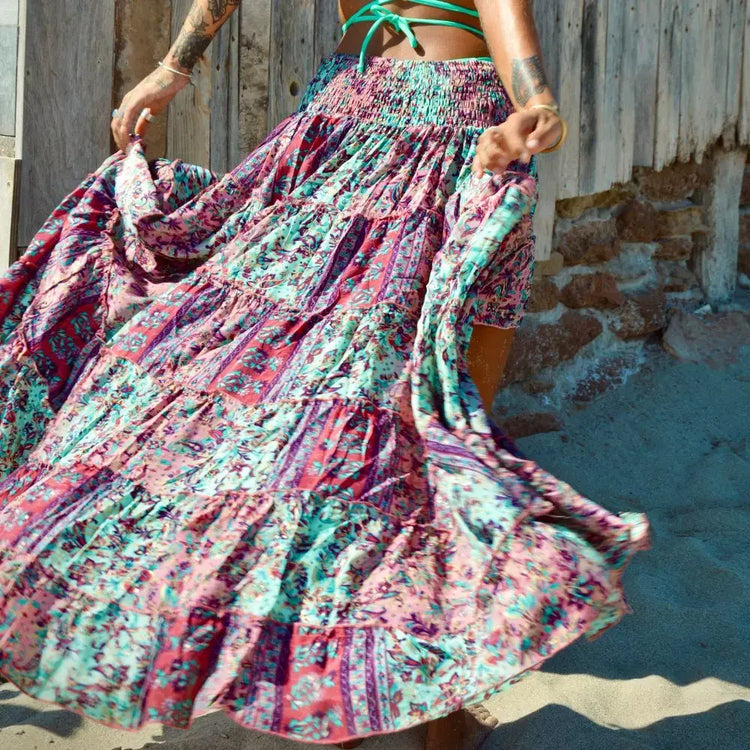 Arena Formentera falda asimétrica bohemia en New Saari con volantes y estampado vibrante en tonos fucsia y turquesa para mujer