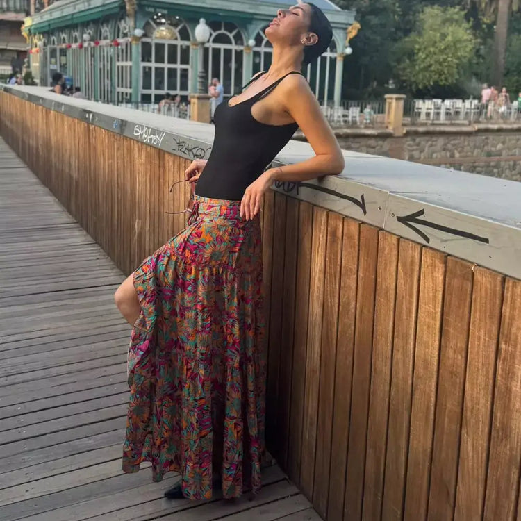 falda asimetrica floreada mujer arena formentera