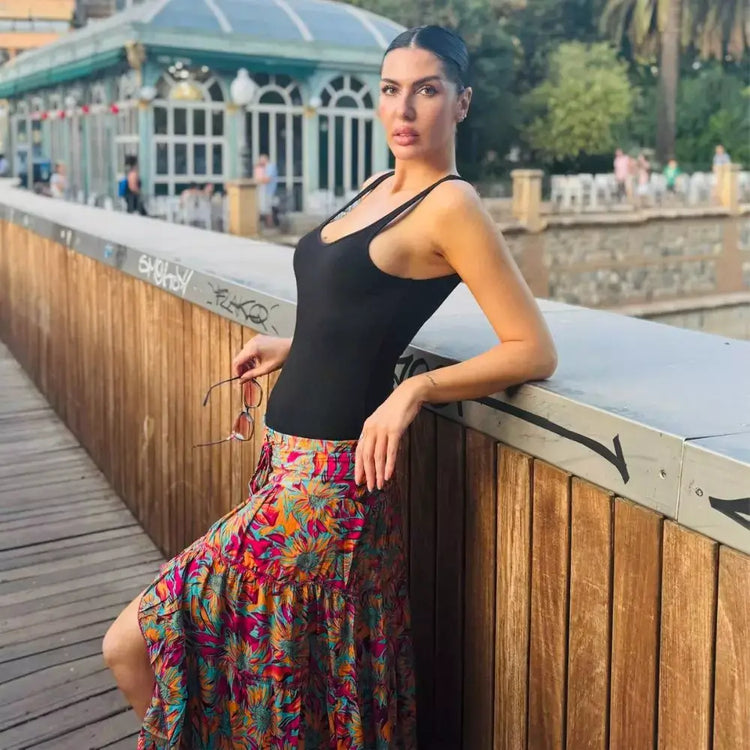 falda asimetrica floreada mujer arena formentera