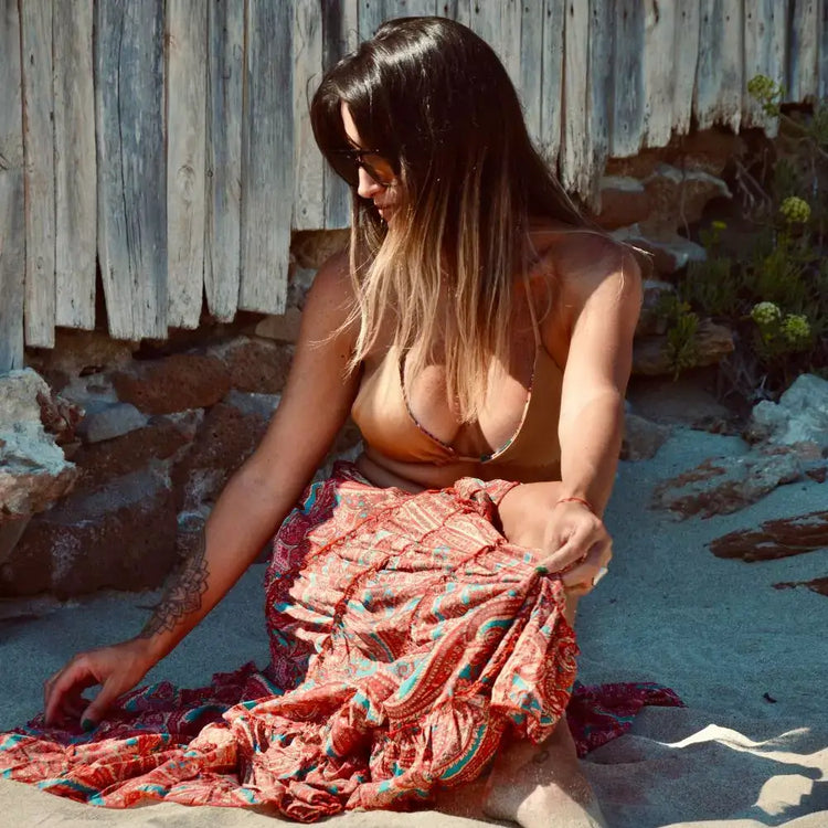 Arena Formentera falda asimétrica bohemia en New Saari con volantes y estampado floral rojizo para mujer