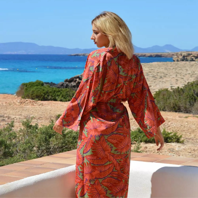 kimono Athenea Arena Formentera; kimono bohemio mujer; kimono largo ligero; kimono New Saari; kimono estampado elegante; kimono fluido con cinturón; moda boho chic verano