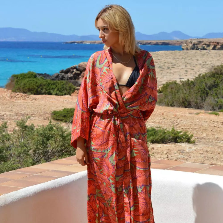 kimono Athenea Arena Formentera; kimono bohemio mujer; kimono largo ligero; kimono New Saari; kimono estampado elegante; kimono fluido con cinturón; moda boho chic verano
