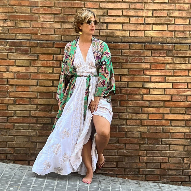 kimono Athenea Arena Formentera; kimono bohemio mujer; kimono largo ligero; kimono New Saari; kimono estampado elegante; kimono fluido con cinturón; moda boho chic verano