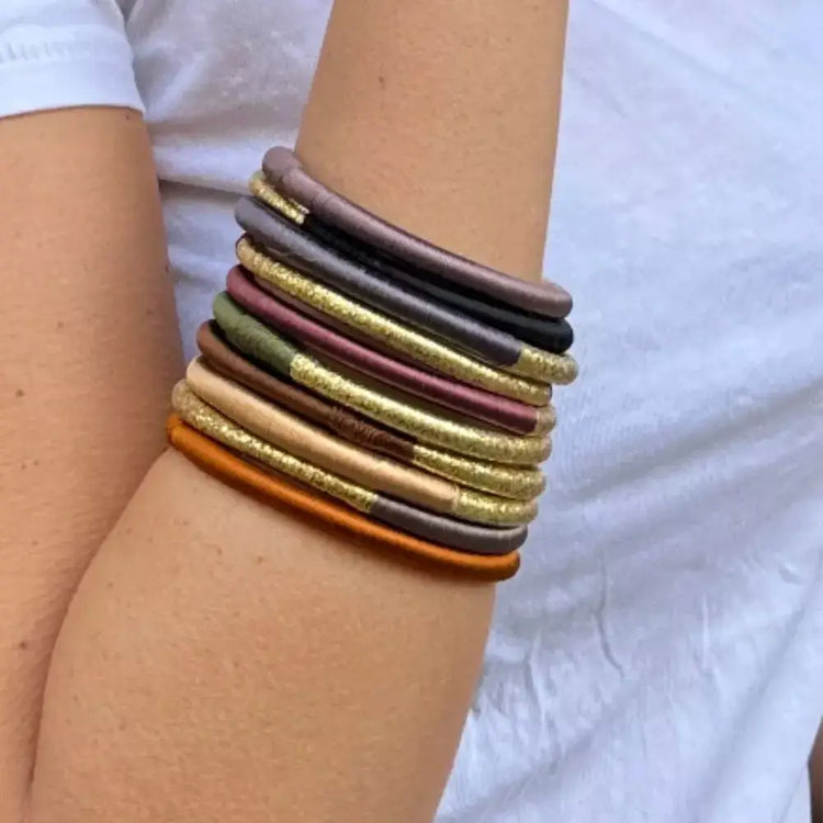 Pulsera Dunia, tejida a mano en Marruecos con hilo de oro s’fifa y seda de cactus. Diseño artesanal inspirado en la tradición de los caftanes nupciales, ligera, resistente al agua y perfecta para combinar entre sí. Una joya versátil que brilla con un toque sutil y elegante, pensada para acompañarte en cada momento.