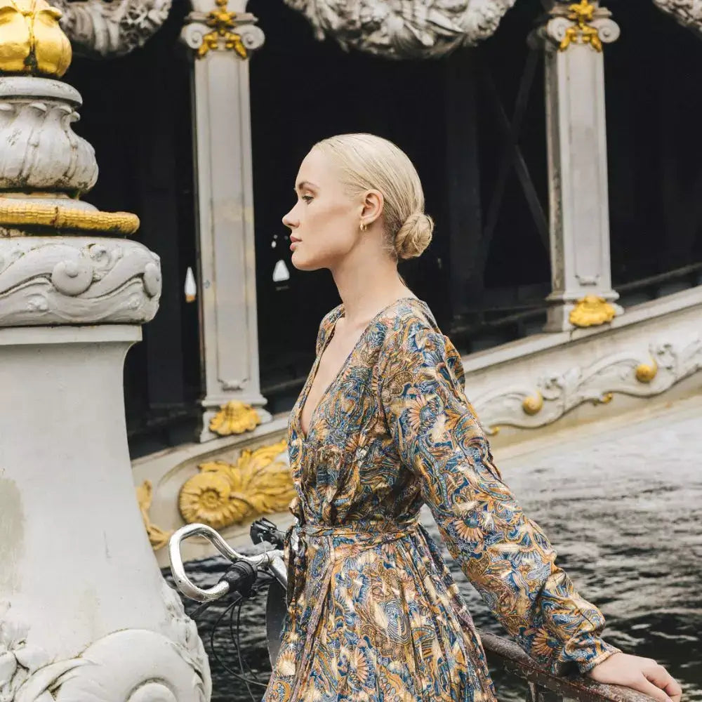 vestido largo cruzado bohemio mujer Arena Formentera vestido largo cruzado mujer · vestido bohemio elegante · vestido rayón manga larga · vestido cayetana · vestido verano boho chic · vestido cruzado tallas grandes · moda bohemia femenina