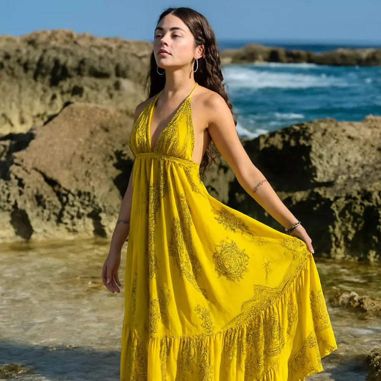 vestido Uma, vestido largo amarillo, vestido bohemio Arena Formentera, vestido Kharma Arena Formentera, vestido de tiras ajustables, vestido verano mujer, vestido playa elegante, vestido talla única, vestido fluido amarillo, vestido estampado artesanal, vestido New Saari, vestido inspirado en seda india, vestido versátil de verano, vestido ligero y fresco, vestido boho chic mujer, vestido playa bohemio, vestido largo patchwork, vestido bohemio mujer, vestido verano boho chic, vestido playa largo, vestido fl