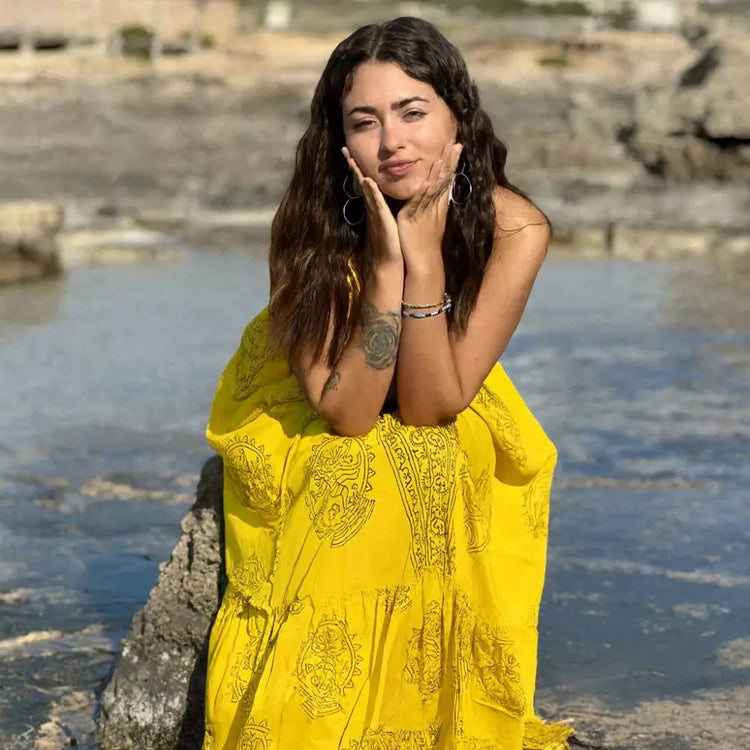 vestido Uma, vestido largo amarillo, vestido bohemio Arena Formentera, vestido Kharma Arena Formentera, vestido de tiras ajustables, vestido verano mujer, vestido playa elegante, vestido talla única, vestido fluido amarillo, vestido estampado artesanal, vestido New Saari, vestido inspirado en seda india, vestido versátil de verano, vestido ligero y fresco, vestido boho chic mujer, vestido playa bohemio, vestido largo patchwork, vestido bohemio mujer, vestido verano boho chic, vestido playa largo, vestido fl