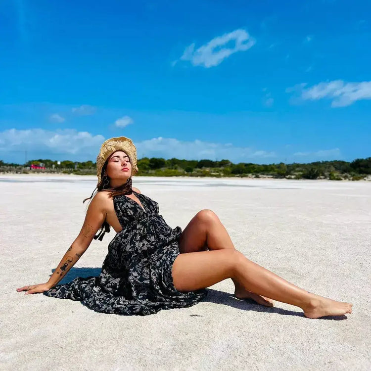 vestido Uma, vestido largo amarillo, vestido bohemio Arena Formentera, vestido Kharma Arena Formentera, vestido de tiras ajustables, vestido verano mujer, vestido playa elegante, vestido talla única, vestido fluido amarillo, vestido estampado artesanal, vestido New Saari, vestido inspirado en seda india, vestido versátil de verano, vestido ligero y fresco, vestido boho chic mujer, vestido playa bohemio, vestido largo patchwork, vestido bohemio mujer, vestido verano boho chic, vestido playa largo, vestido fl
