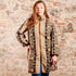 abrigo bohemio mujer · abrigo largo estampado · abrigo ligero otoño invierno · abrigo elegante boho chic · abrigo versátil mujer · abrigo de entretiempo · abrigo estilo bohemio chic