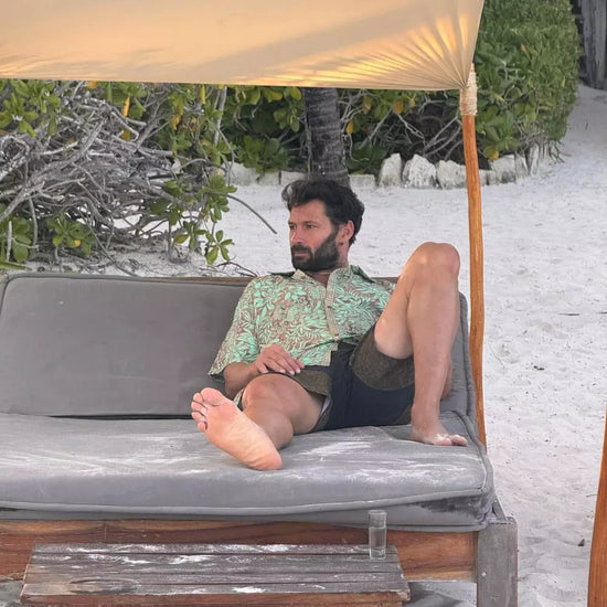 Camisa flores color verde, Santi