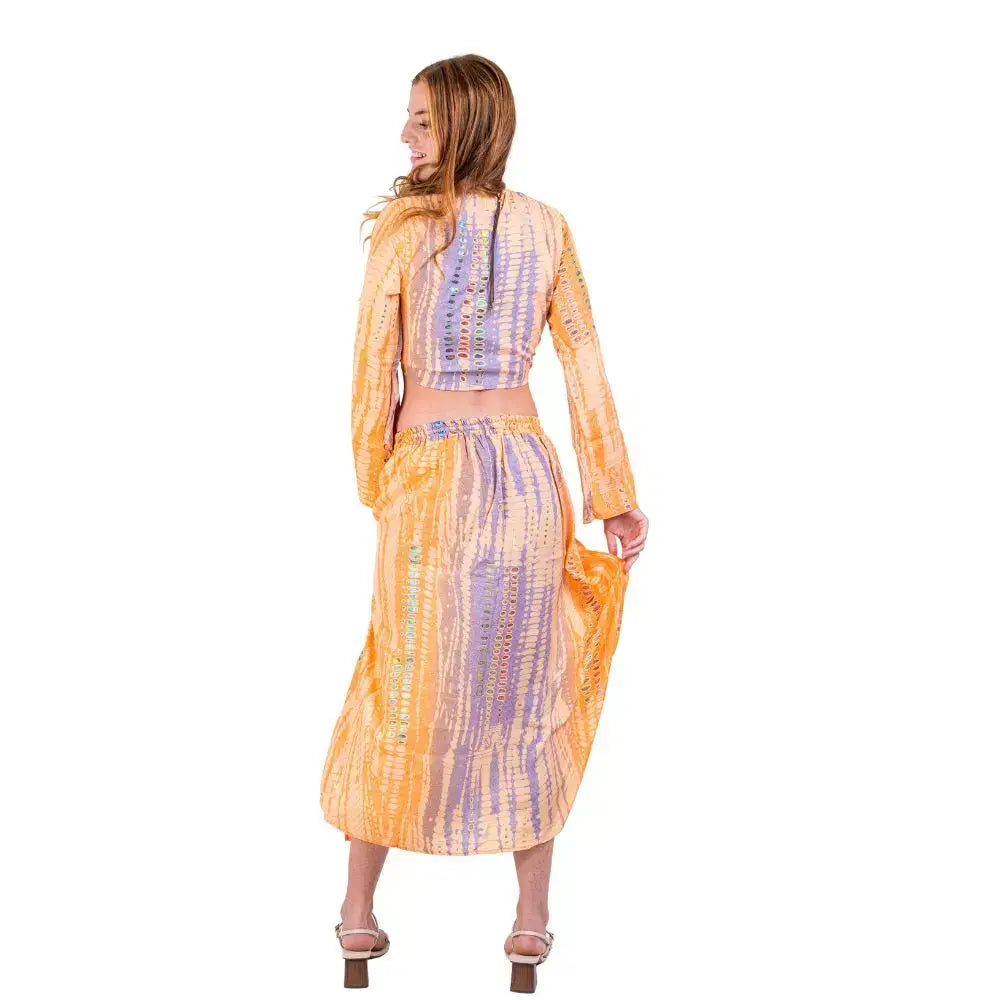 set mili sunset tie dye, conjunto bohemio mujer, conjunto falda larga abertura, top anudado manga larga, ropa bohemia tie dye, new saari, conjunto festival verano, moda boho chic, ropa de playa vibrante, arena formentera