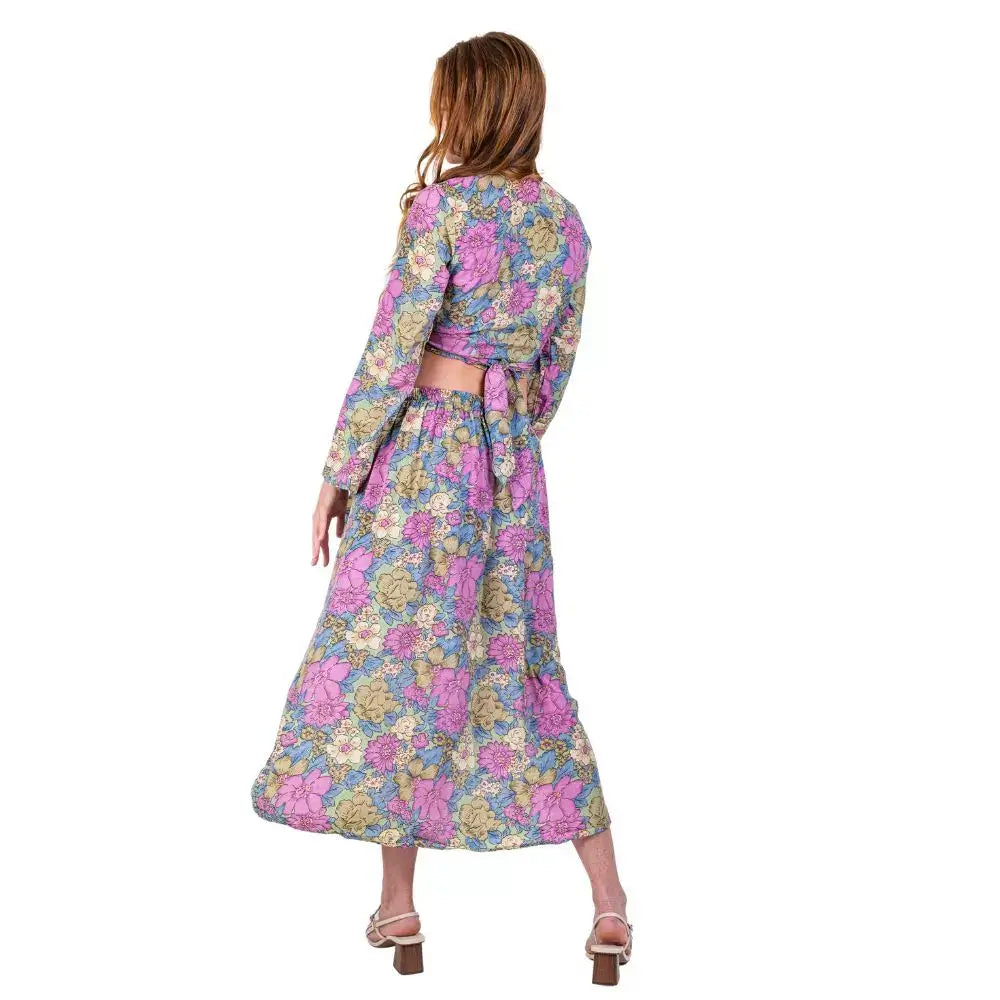 set mili jardin floral, conjunto bohemio mujer, conjunto falda larga flores, top cruzado manga larga, ropa bohemia floral, new saari, conjunto primavera verano, moda boho chic, ropa de playa colorida, arena formentera