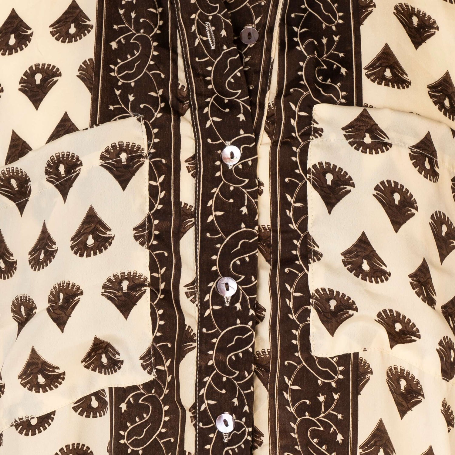 camisa  con botones de mangas largas con cuello clásico y cintura ajustable mujer arena formentera