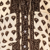 camisa  con botones de mangas largas con cuello clásico y cintura ajustable mujer arena formentera