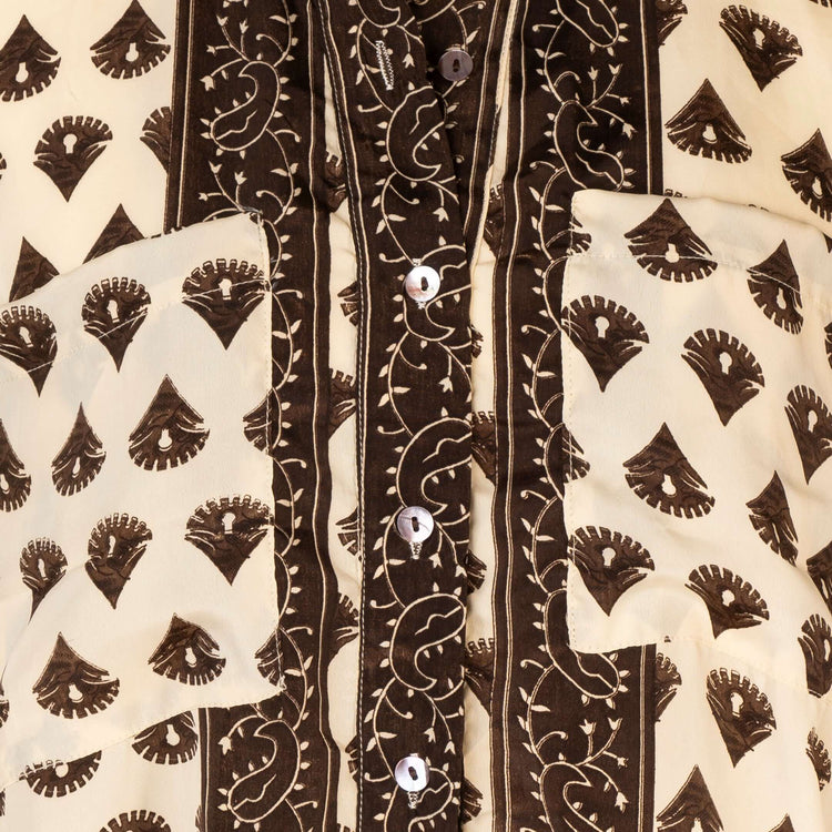 camisa  con botones de mangas largas con cuello clásico y cintura ajustable mujer arena formentera