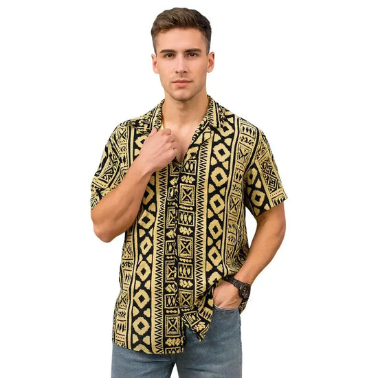 Camisa de hombre de rayón en negro y amarillo con estampado geométrico y corte relajado.