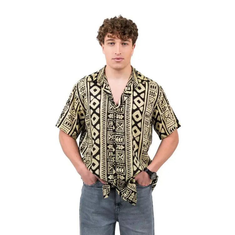 camisa hombre negra rayón, camisa geométrica hombre, camisa bohemia ligera, camisa verano hombre, camisa estampada étnica. Hombre arena formentera