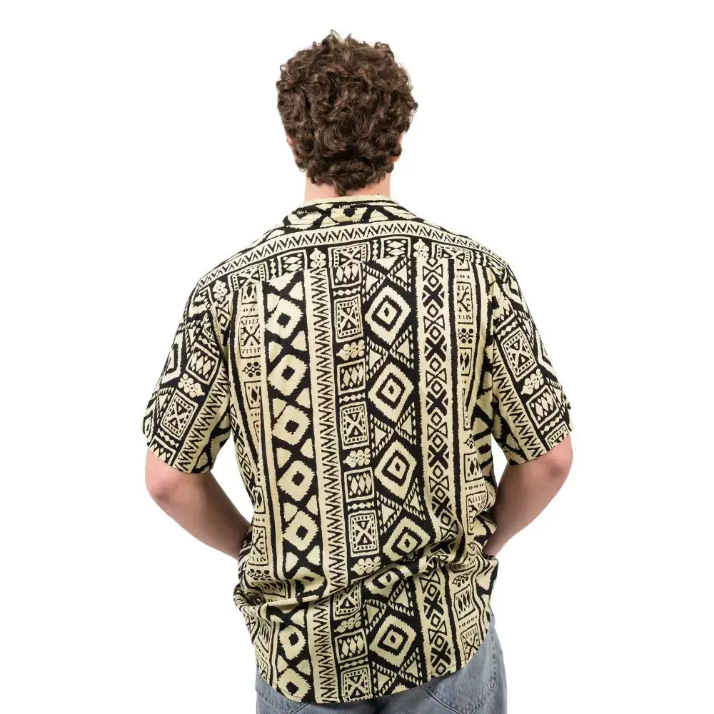 camisa hombre negra rayón, camisa geométrica hombre, camisa bohemia ligera, camisa verano hombre, camisa estampada étnica. Hombre arena formentera